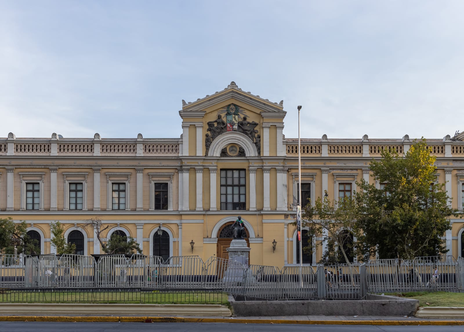 It is the main building of the University of Chile, located in Alameda Libertador Bernardo O'Higgins, in the commune of Santiago, Chile. Its construction dates back to 1872.